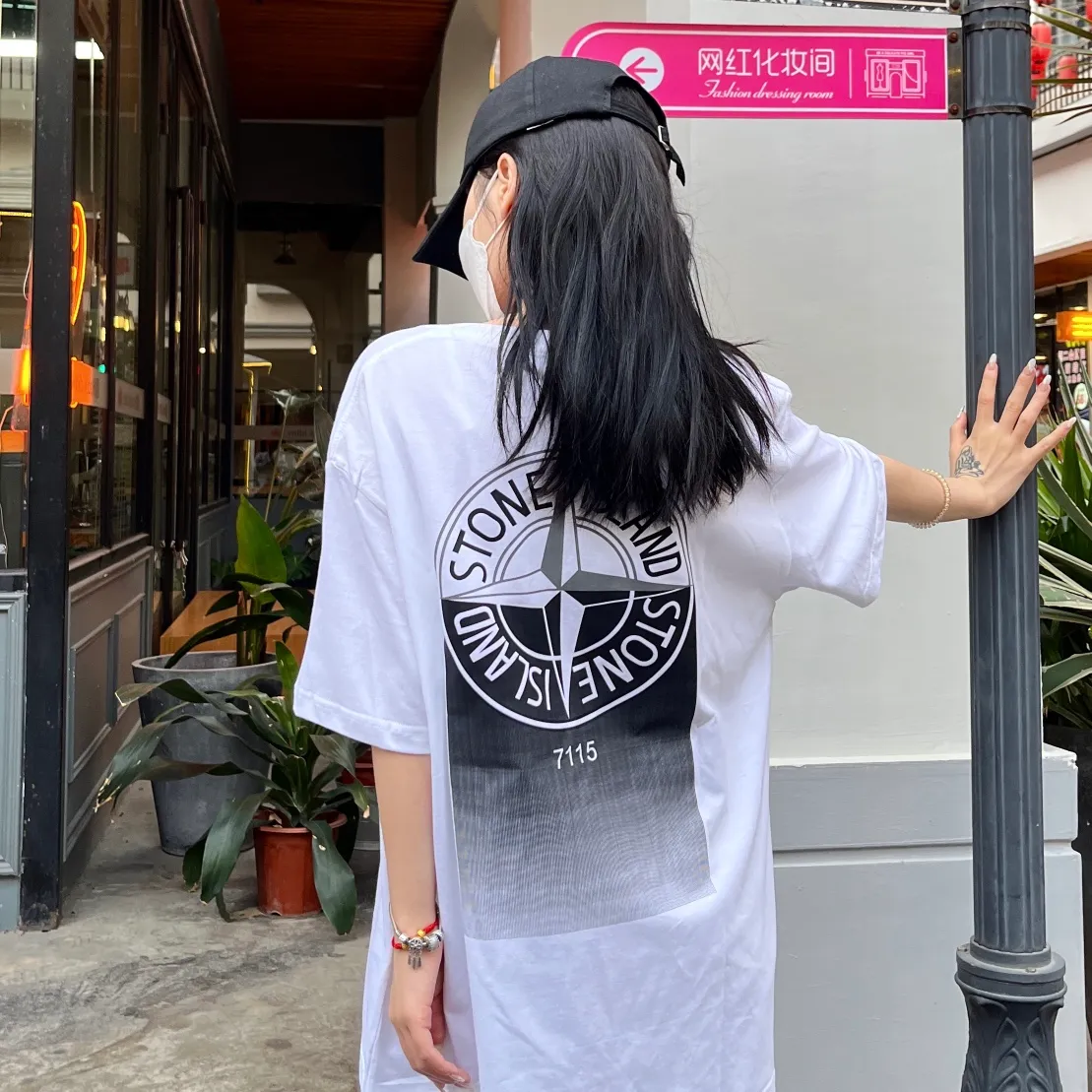 W630#P110💰 [Stone lsland/Stone Island summer new gradient compass print pattern short-sleeved T-shirt] ⚠️[Original creation with high control of details] - Made of 260 grams of combed cotton with 32-count double yarn, soft and comfortable to the touch, sweat-absorbent and breathable. - Simple, basic and versatile style, original single quality, the first choice for couples. - Made in a large factory, four needles and five threads on the shoulder, neat alignment, high quality workmanship. - Same style for men and women. Very versatile, one piece for everyone, details are clearly visible. Color: Black White Size: M L